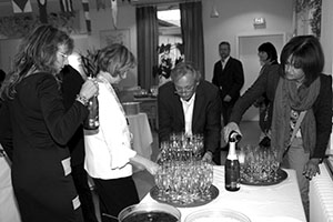 Jubiläumsabend mit Sektempfang Menschen stehen am Tisch, Sektgläser auf einem Tablett