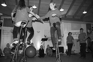 Einradvorführung am Jubiläumsabend Drei Kinder fahren auf Einrädern im Kreis