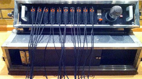 Gebrauchte FM-Anlagen können eine echte Alternative für Selbsthilfegruppen sein. Koffer mit Mikrofon und mobilen, wiederaufladbaren FM-Empfängern