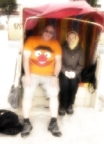 Am windigen Strand von Laboe kann man im Oktober mit kurzen Hosen schon mal auffallen Mann-Frau-im-Strandkorb